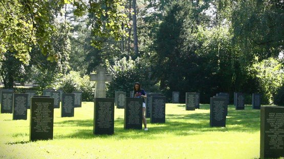 Alisia Raab auf der Gräberstätte der deutschen Bombenopfer in Kassel-Bettenhausen