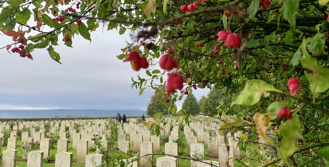 Herbstliche Stimmung auf den Gräbern des Ersten Weltkriegs in Kassel-Niederzwehren