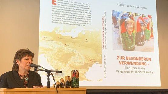 Autorin Petra Tursky-Hartmann bei ihrer Lesung in Kassel