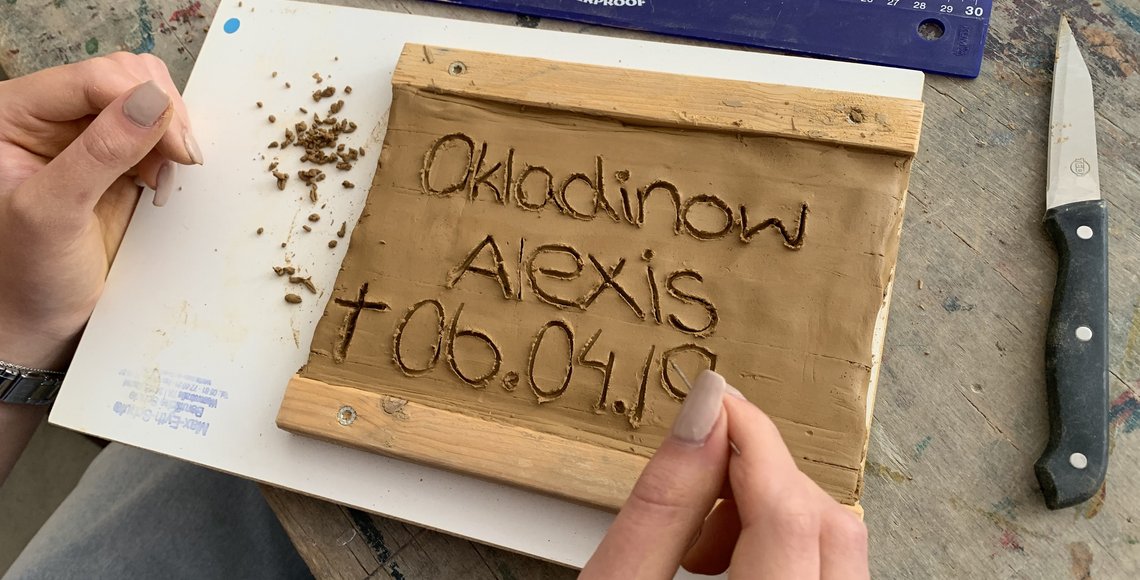 Gedenktafel für Alexis Okladnikow aus Kansk in Sibirien