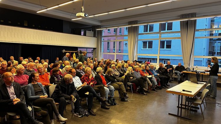 Der vollbesetzte Saal der Volkshochschule Region Kassel machte das große öffentliche Interesse am Thema deutlich