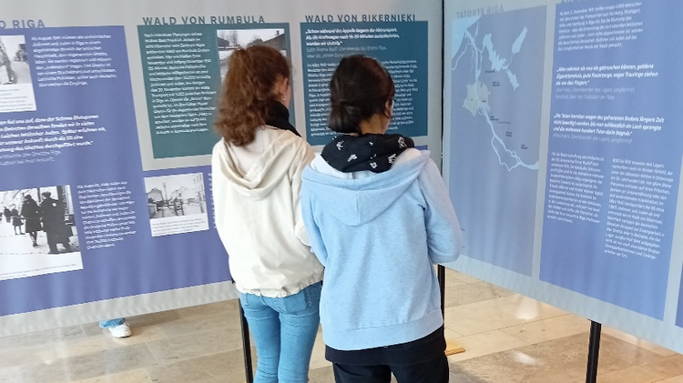 Schülerinnen in der Ausstellung in Bad Arolsen