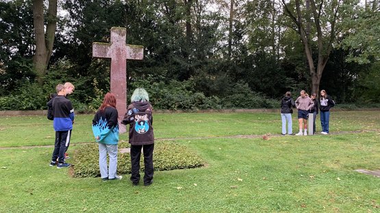 Spurensuche auf der Gräberstätte der Soldaten auf dem Hauptfriedhof Kassel