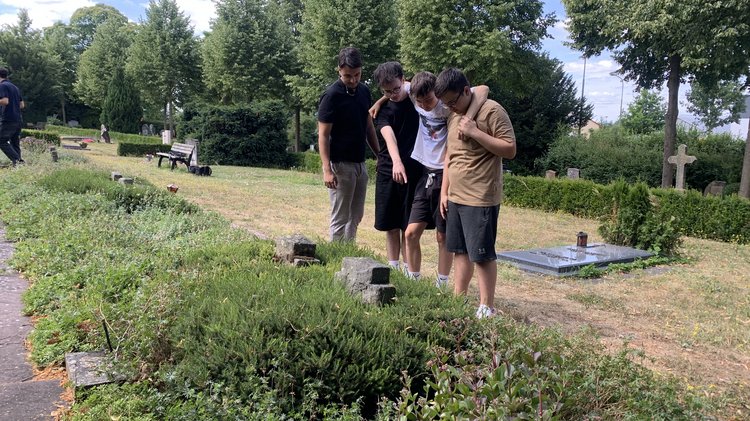 Gruppenarbeit auf der Gräberstätte der Fuldaer Bombenopfer