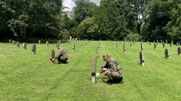 An 3.600 zivile Weltkriegsopfer wird auf dem Kasseler Hauptfriedhof gedacht. Soldatinnen und Soldatinnen setzten sich für den Erhalt des Gedenkens ein.