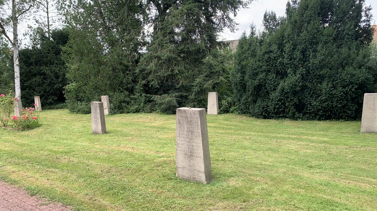 Fast wie neu: gereinigte Grabsteine der ausländischen Kriegsopfer in Kassel-Bettenhausen