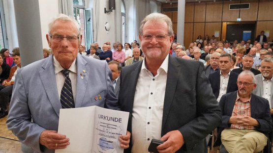 Oberst a. D. Jürgen Damm nimmt die Auszeichnung durch den scheidenden Bürgermeister Stefan Frankfurth entgegen