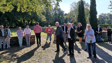 Viele Gäste waren gekommen, darunter Landrat Jürgen van der Horst (Im Hintergrund, neben Bürgermeister Marko Lambion und Jacqueline Funke-Becker vom Regierungspräsidium Kassel)