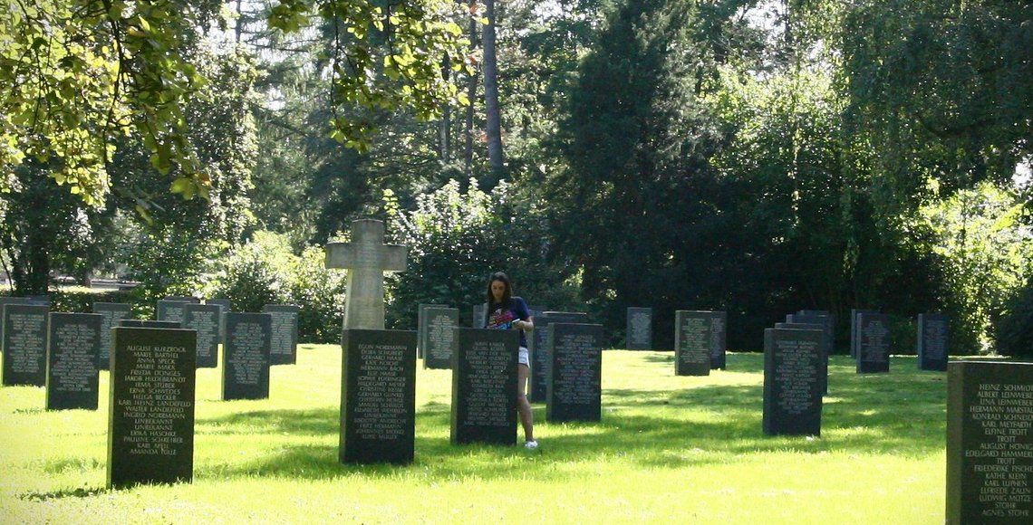 Alisia Raab auf der Gräberstätte der deutschen Bombenopfer in Kassel-Bettenhausen