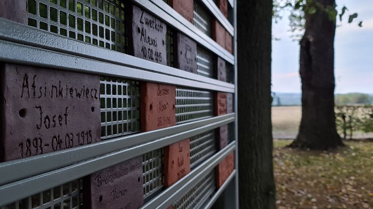 Die Max-Eyth-Schule Kassel baut Träger für die Namensziegel, die das Bildungsprojekt dauerhaft auf der Gräberstätte sichtbar macht