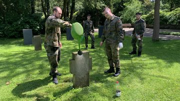 Im Einsatz für die Gedenkkultur: Grabreinigung durch Kasseler Soldatinnen und Soldaten