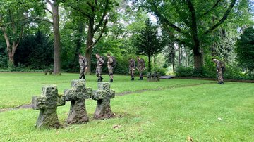 Rundgang über Soldatengräber des Zweiten Weltkriegs