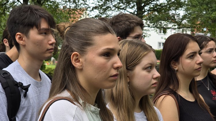 Lauschten den Grußworten von Oberbürgermeister Sven Schoeller: Teilnehmerinnen und Teilnehmer der Jugendbegegnung