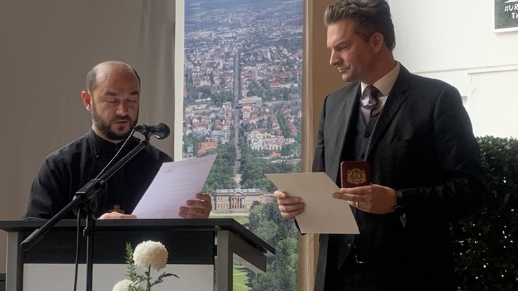 Dr. Ovidiu Ioan überbrachte eine Ehrung des Volksbundes durch das rumänisch-orthodoxe Patriachat